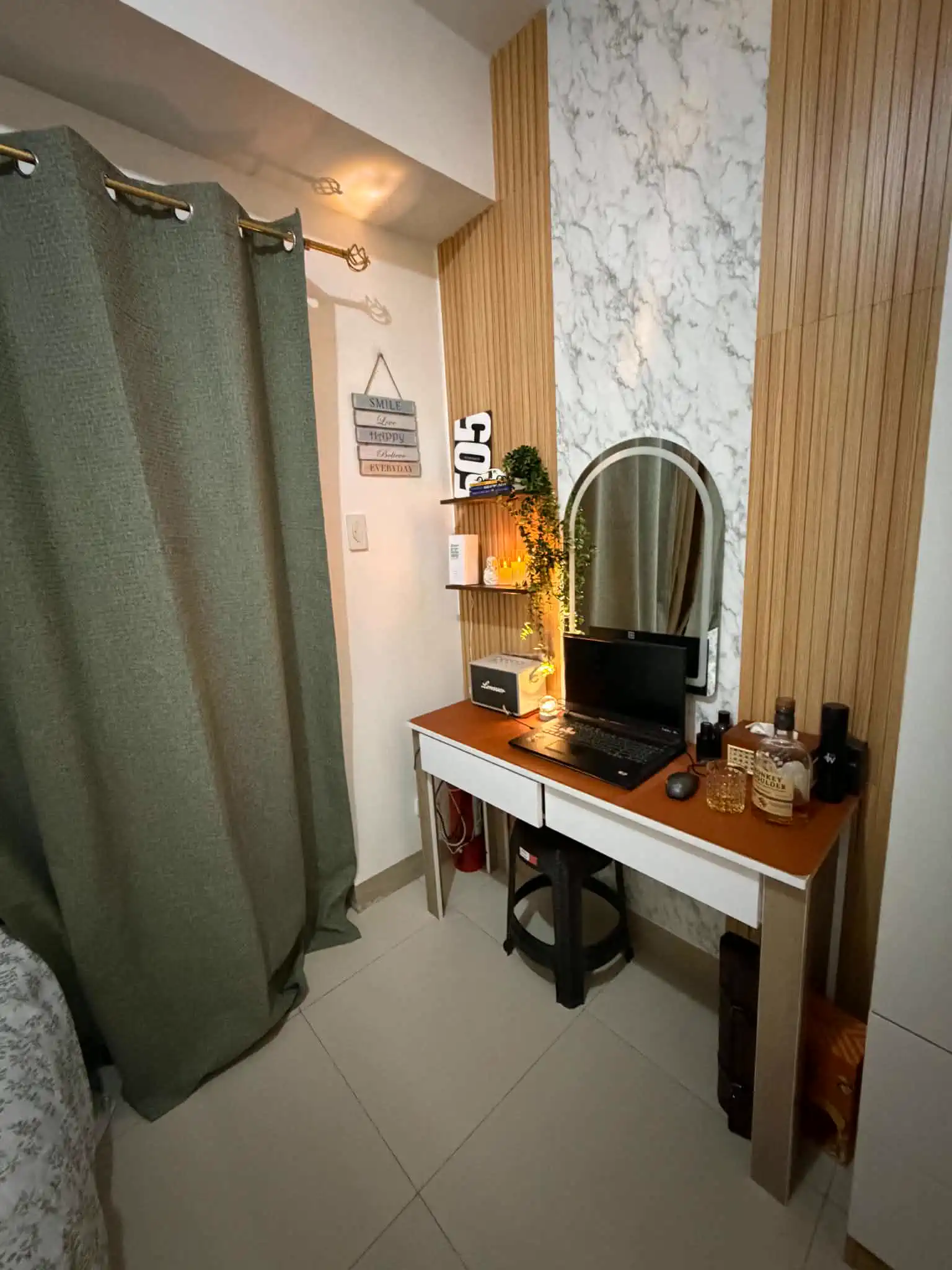 Bedroom workspace and television at Estudio Fresco