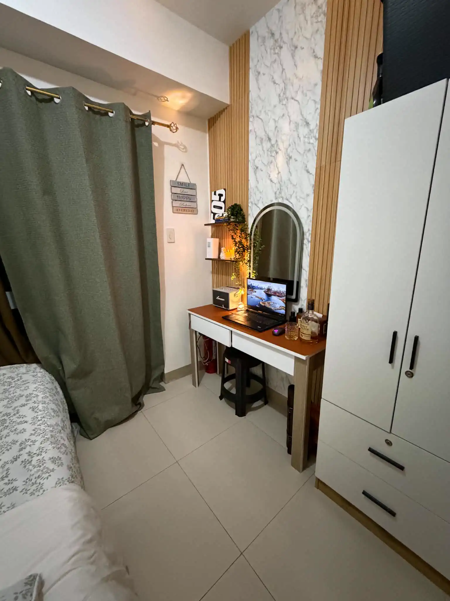 Bedroom with desk and wardrobe at Estudio Fresco